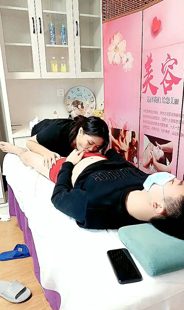 按摩店勾搭女技师,黑丝露脸给小哥做服务被小哥玩奶头,主动口交大鸡巴激情上位抽插草得很猛,压在身下干射